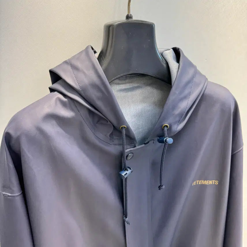 [BUNJANG] VETEMENTS Navy PVC Raincoat / 베트멍 네이비 레인코트