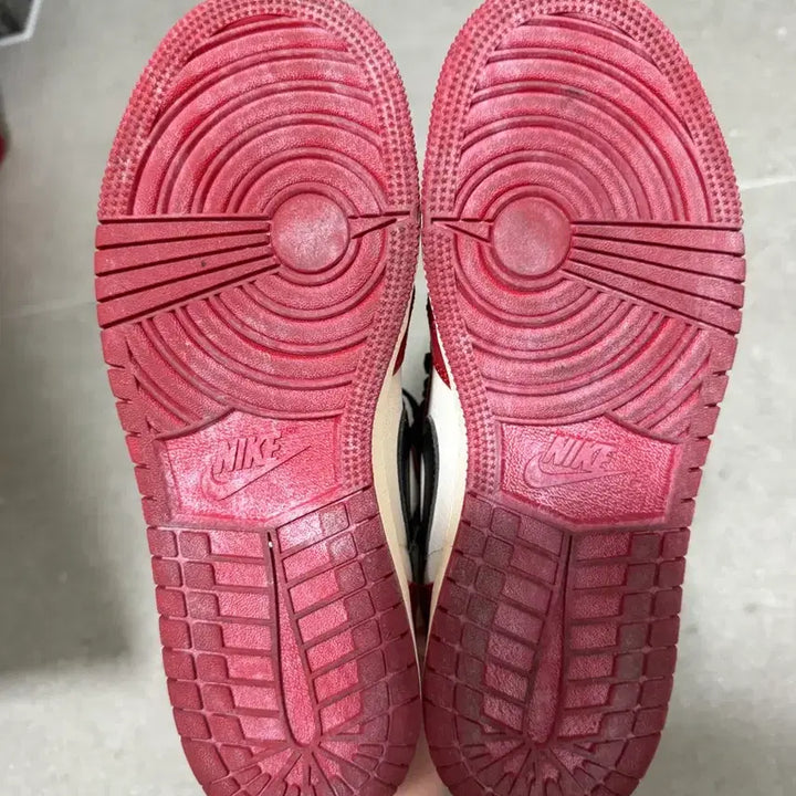 [SOLD OUT] 나이키 조던1 레트로 하이 OG 시카고 2022 (235)