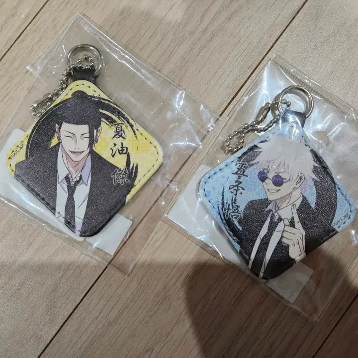 [BUNJANG] Jujutsu Kaisen Gojo &amp; Geto Leather Charm Keyring / 주술회전 회옥 옥절 레더 참 키링 고죠&amp;게토 수트 버전 급처 합니다!