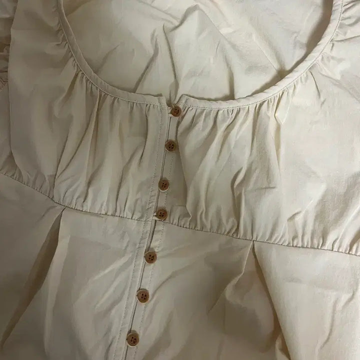 [SOLD OUT] 시눈 SHIRRING PUFF셔링퍼프 버튼 반팔블라우스 버터아이보리