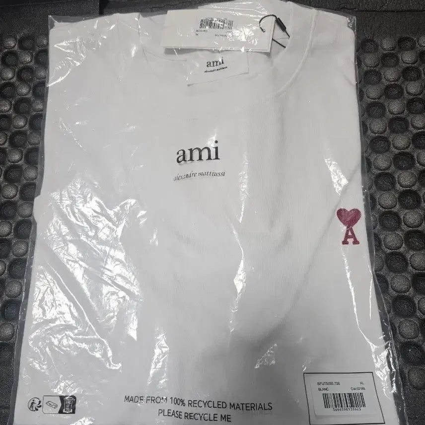 [BUNJANG] AMI Small Heart Logo White T-shirt / 아미 스몰 하트 로고 화이트 반팔 티셔츠