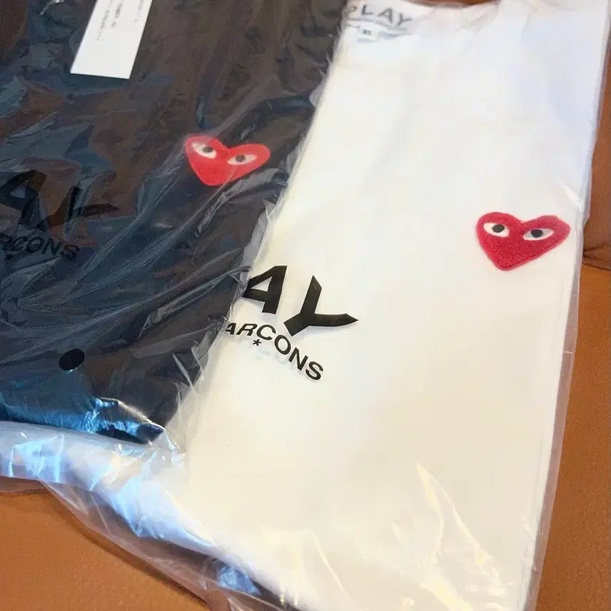 [BUNJANG] Comme des Garcons Play Heart Unisex Short Sleeve T-shirt / (새상품/정품) 꼼데 플레이 하트 남녀공용 반팔티 블랙/화이트 S~XL