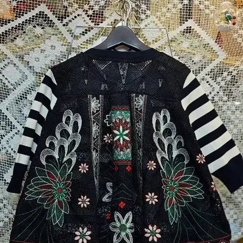 [BUNJANG] Striped Pattern Embroidered Cardigan Jacket / 스트라이프 패턴자수  가디건 자켓블랙 화이트