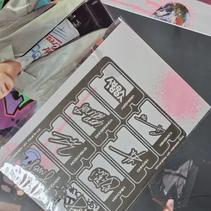 [BUNJANG] VERIVERY Official Light Stick Bundle + Tour Photobook Kangmin Photocard / 베리베리 베러봉 응원봉 3개 일괄 + 투어 포토북 유강민 포토카드 강민