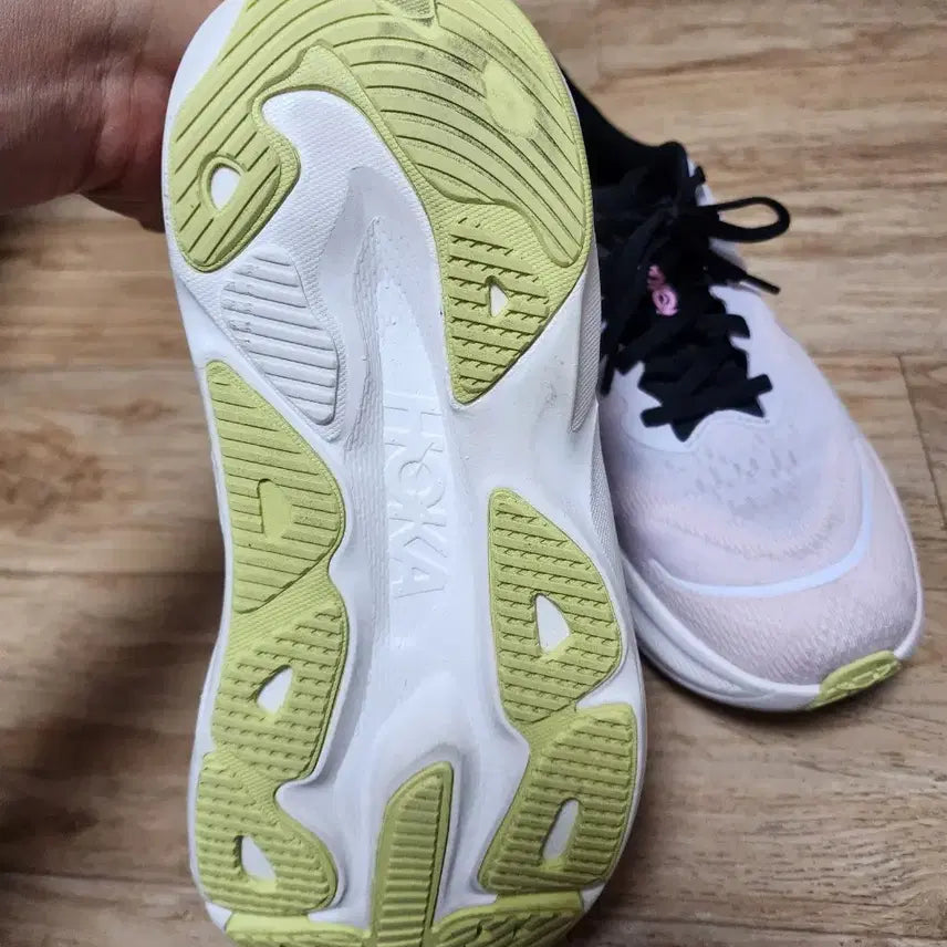 [SOLD OUT] 호카(HOKA) 여성 운동화(사이즈245)