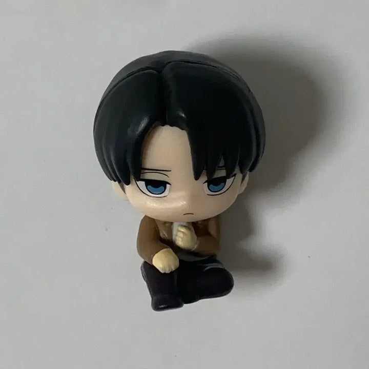 [BUNJANG] Attack on Titan Levi Gacha Figure / 진격의거인 리바이 진격거 10주년 가챠 피규어 구제복 마치보케