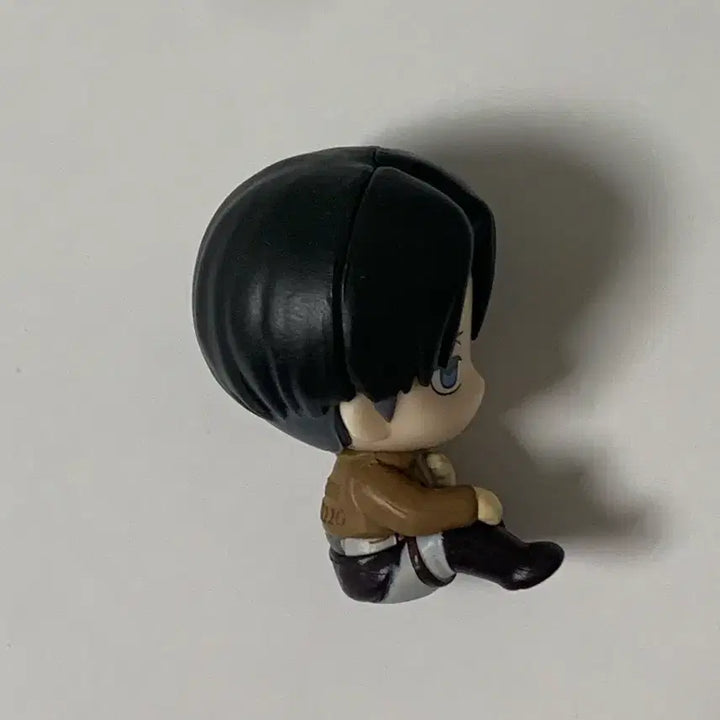 [BUNJANG] Attack on Titan Levi Gacha Figure / 진격의거인 리바이 진격거 10주년 가챠 피규어 구제복 마치보케