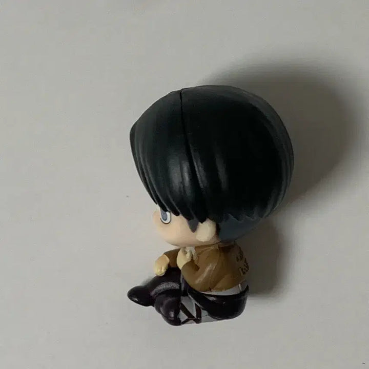 [BUNJANG] Attack on Titan Levi Gacha Figure / 진격의거인 리바이 진격거 10주년 가챠 피규어 구제복 마치보케