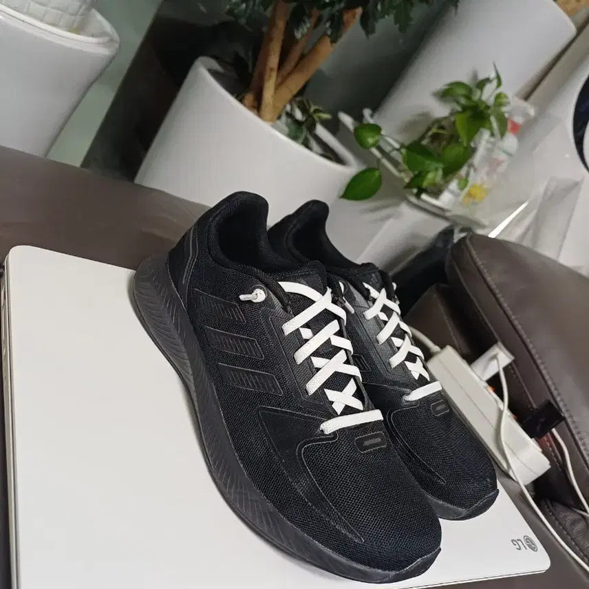 [BUNJANG] Adidas Sneakers 235 / 발볼 편한   아디다스  운동화 235