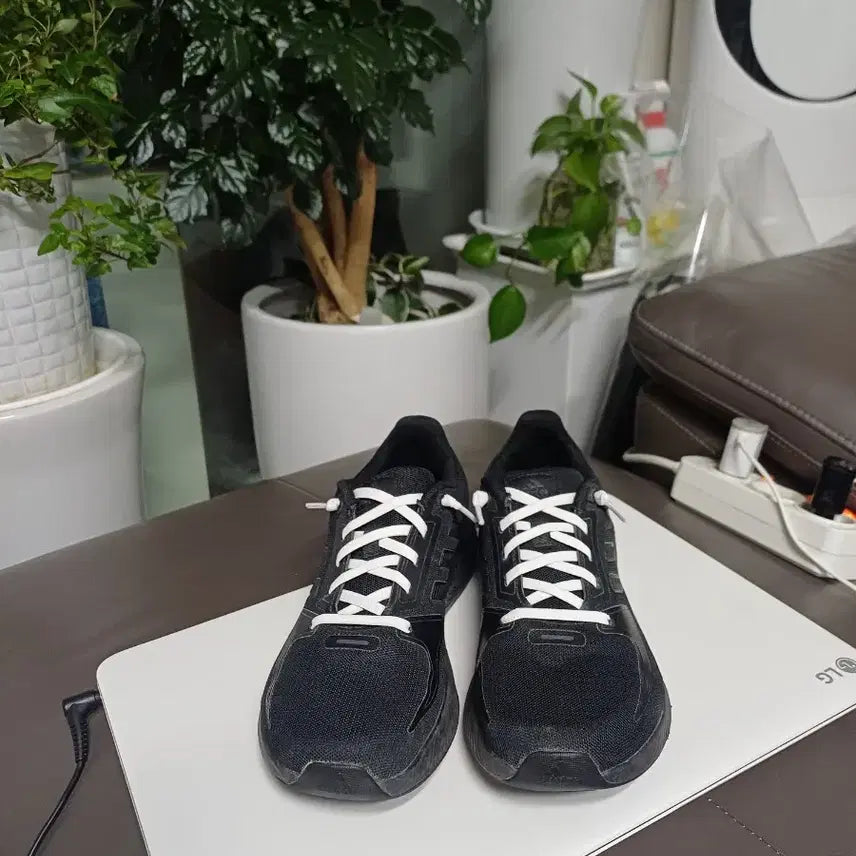 [BUNJANG] Adidas Sneakers 235 / 발볼 편한   아디다스  운동화 235