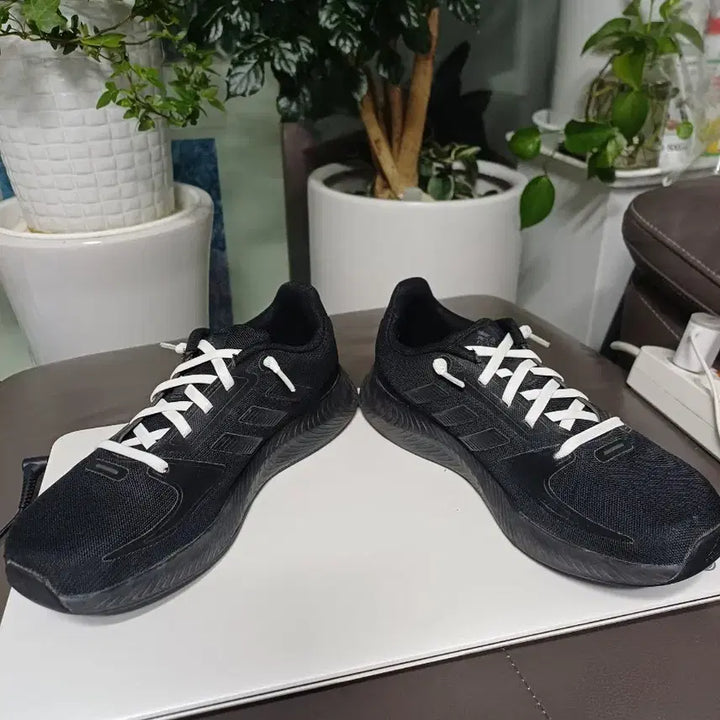 [BUNJANG] Adidas Sneakers 235 / 발볼 편한   아디다스  운동화 235