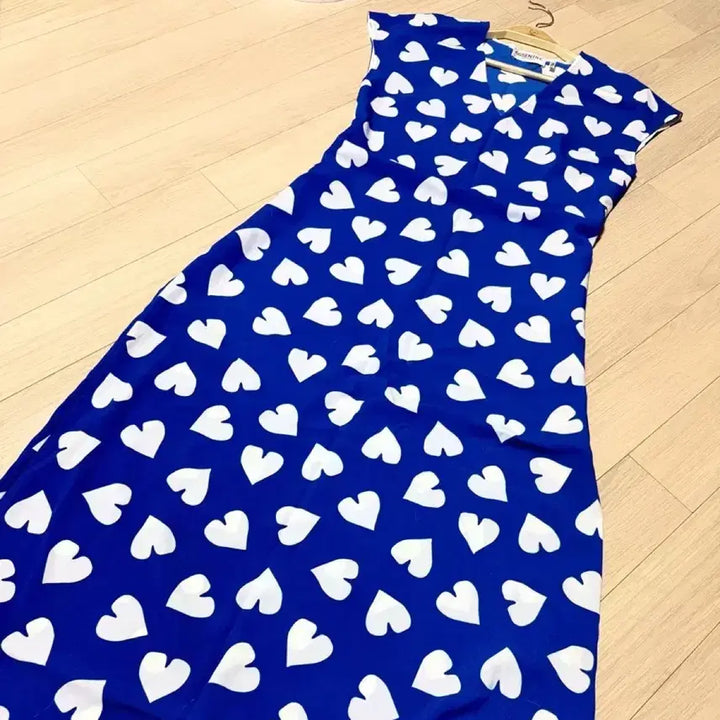 [BUNJANG] Essential Antwerp Heart Pattern V-Neck Summer Dress / 에센셜엔트워프 하트 패턴 브이넥 여름 원피스 블루하트프린트휴양지신행휴가룩