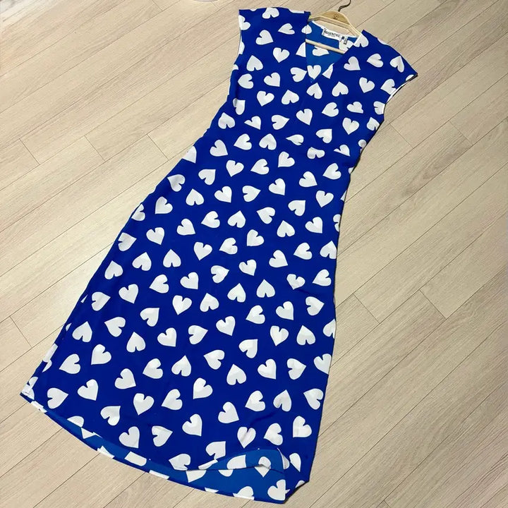 [BUNJANG] Essential Antwerp Heart Pattern V-Neck Summer Dress / 에센셜엔트워프 하트 패턴 브이넥 여름 원피스 블루하트프린트휴양지신행휴가룩