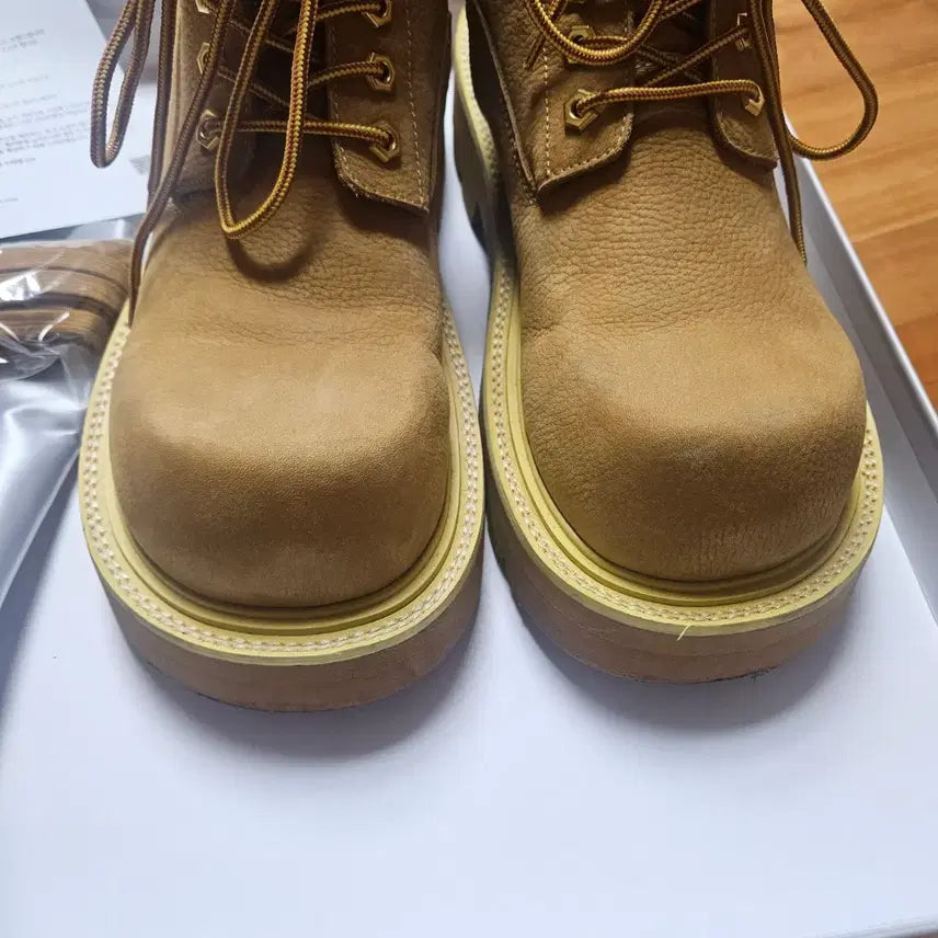 [SOLD OUT] 쏘유레슈어 볼드 벨루가 워커