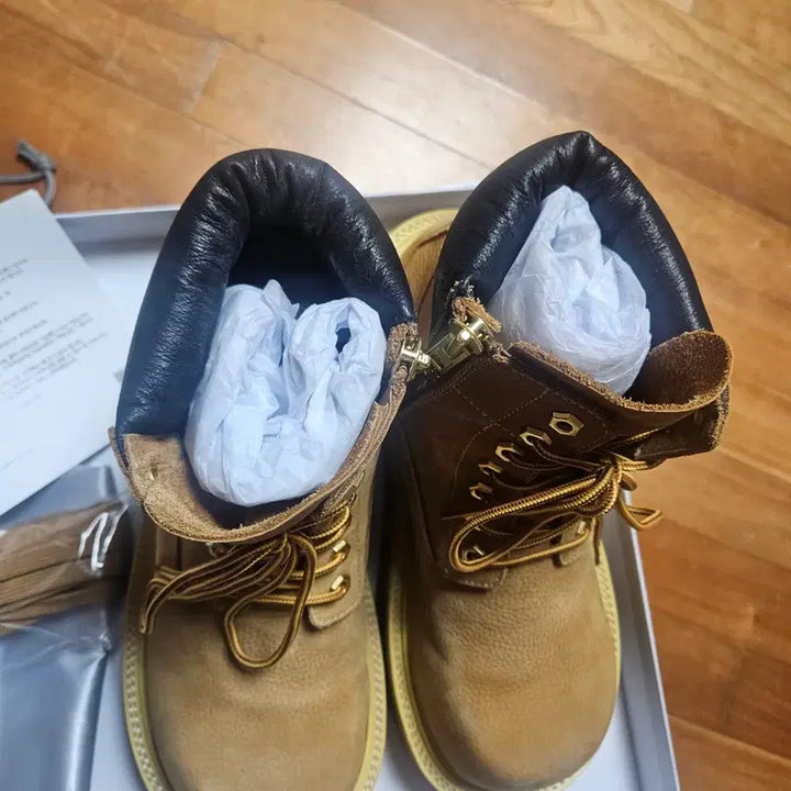 [SOLD OUT] 쏘유레슈어 볼드 벨루가 워커