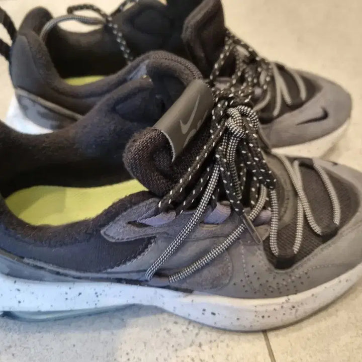 [BUNJANG] Nike 240 Sneakers / 나이키/240