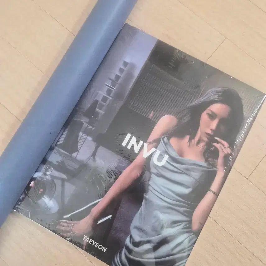 [BUNJANG] Taeyeon INVU Album + Poster / 미개봉  태연 INVU 앨범 + 포스터