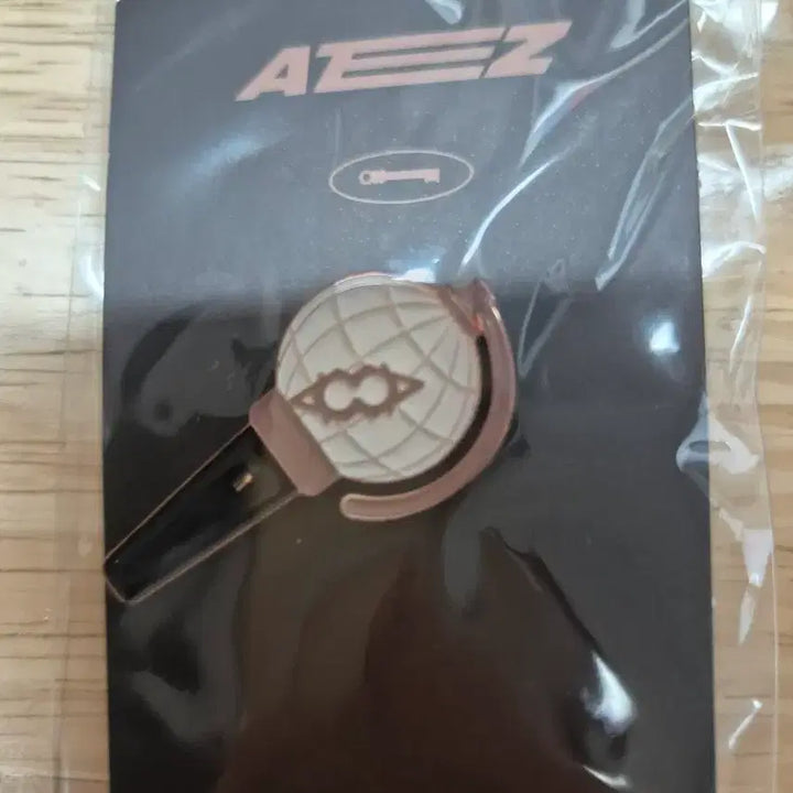 [BUNJANG] Ateez Lightstick Pin Badge / (미개봉)에이티즈 응원봉 핀뱃지 Ateez Lightstick Pin