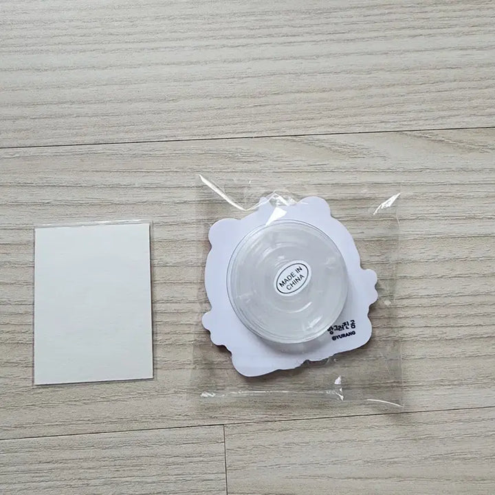 [BUNJANG] Manggeureojin Gom Grip Tok &amp; Ddibu Seal Bundle Set / 망그러진곰 그립톡+띠부씰(일괄)