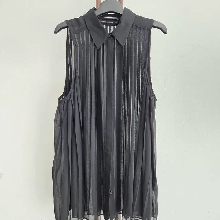 [SOLD OUT] 정품 클럽모나코 CLUB MONACO 실크100% 민소매 플리츠 블라우스