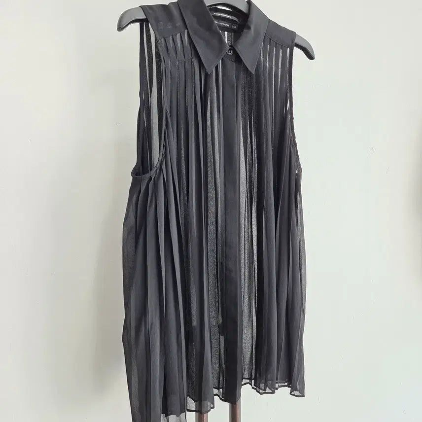 [SOLD OUT] 정품 클럽모나코 CLUB MONACO 실크100% 민소매 플리츠 블라우스