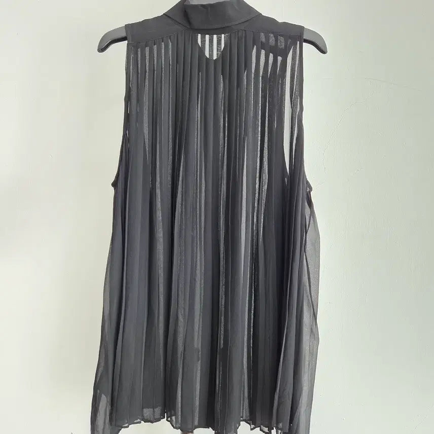[SOLD OUT] 정품 클럽모나코 CLUB MONACO 실크100% 민소매 플리츠 블라우스