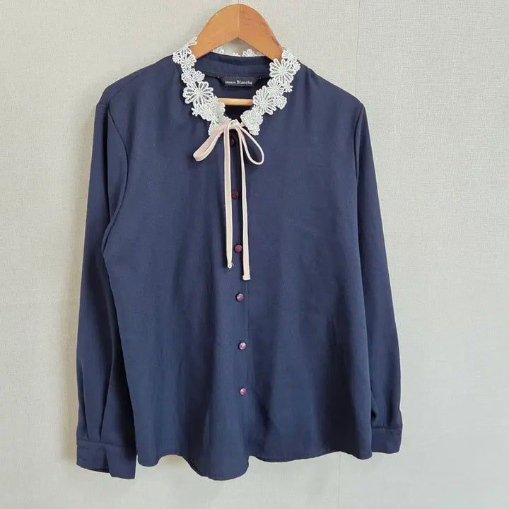 [BUNJANG] Maison Blanche Lace Collar Blouse Navy 66 / Maison Blanche 레이스 카라 블라우스 네이비 66 JJ761