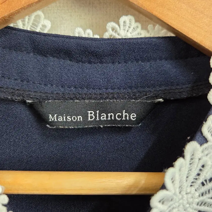 [BUNJANG] Maison Blanche Lace Collar Blouse Navy 66 / Maison Blanche 레이스 카라 블라우스 네이비 66 JJ761