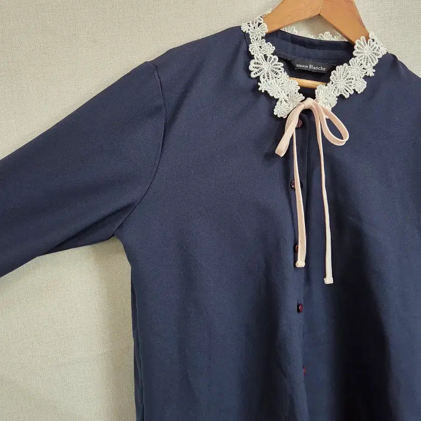 [BUNJANG] Maison Blanche Lace Collar Blouse Navy 66 / Maison Blanche 레이스 카라 블라우스 네이비 66 JJ761