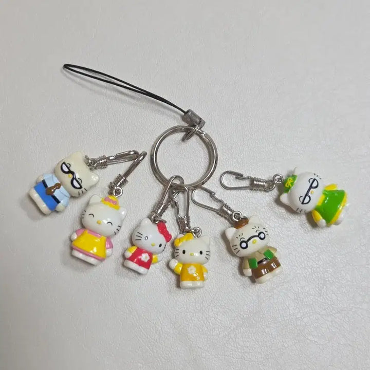 [BUNJANG] Sanrio Classic Kitty Family Strap Keychain Set Figure / 고전키티 가족키티 스트랩 키링 세트 가족키티피규어