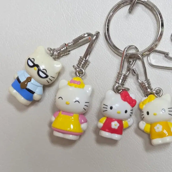 [BUNJANG] Sanrio Classic Kitty Family Strap Keychain Set Figure / 고전키티 가족키티 스트랩 키링 세트 가족키티피규어