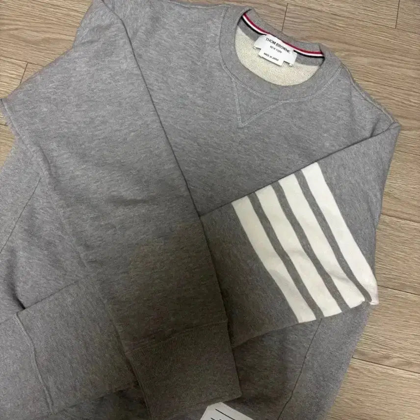 [BUNJANG] Thom Browne Gray Diagonal Stripe Sweatshirt / [2/새상품급/신형] 톰브라운 그레이 사선완장 맨투맨 새상품급 신형