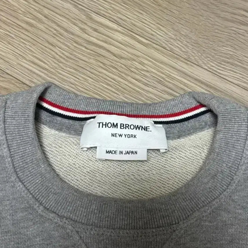 [BUNJANG] Thom Browne Gray Diagonal Stripe Sweatshirt / [2/새상품급/신형] 톰브라운 그레이 사선완장 맨투맨 새상품급 신형