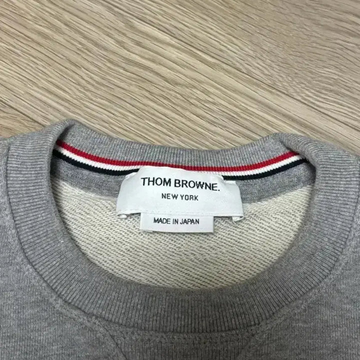 [BUNJANG] Thom Browne Gray Diagonal Stripe Sweatshirt / [2/새상품급/신형] 톰브라운 그레이 사선완장 맨투맨 새상품급 신형