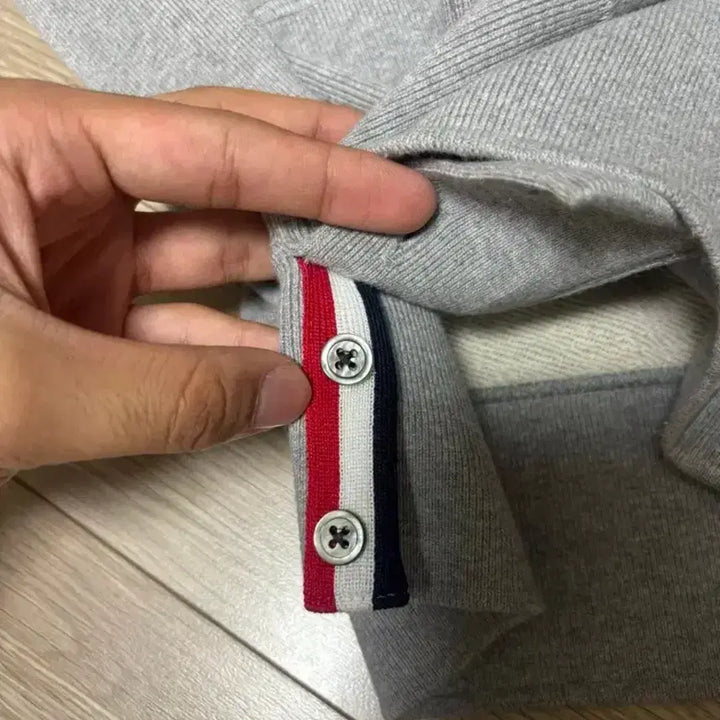 [BUNJANG] Thom Browne Gray Diagonal Stripe Sweatshirt / [2/새상품급/신형] 톰브라운 그레이 사선완장 맨투맨 새상품급 신형