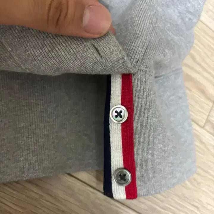 [BUNJANG] Thom Browne Gray Diagonal Stripe Sweatshirt / [2/새상품급/신형] 톰브라운 그레이 사선완장 맨투맨 새상품급 신형