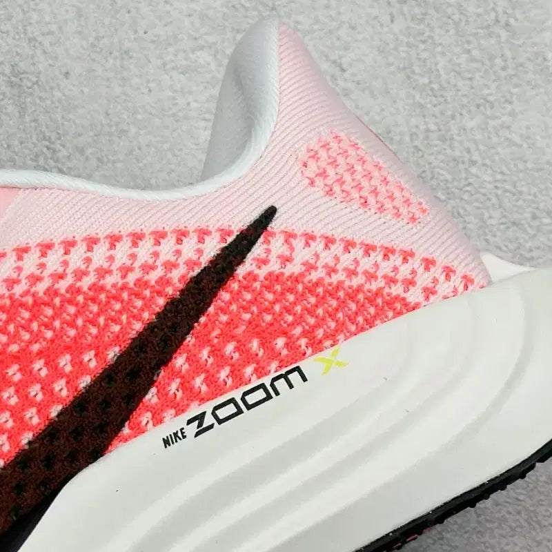 [BUNJANG] Nike Zoom Flyknit Pink Running Shoes (Size 230) / 나이키 줌 플라이니트 핑크 러닝화 사이즈:230