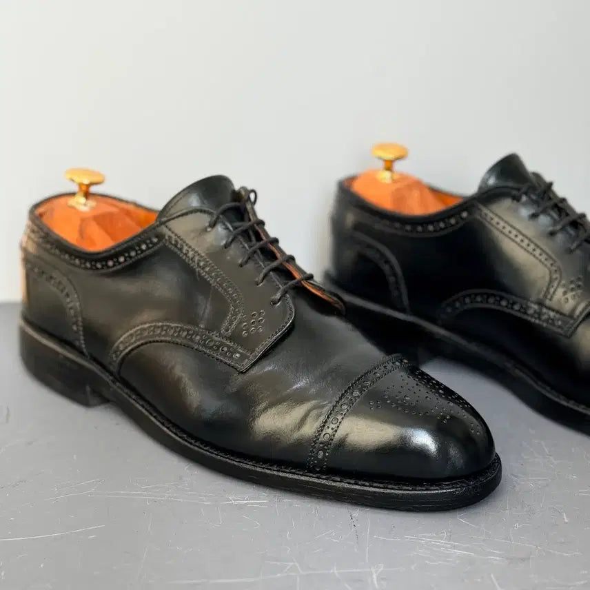 [SOLD OUT] [9.5E] 알든 2146 블랙 코도반 메달리온 캡토 더비