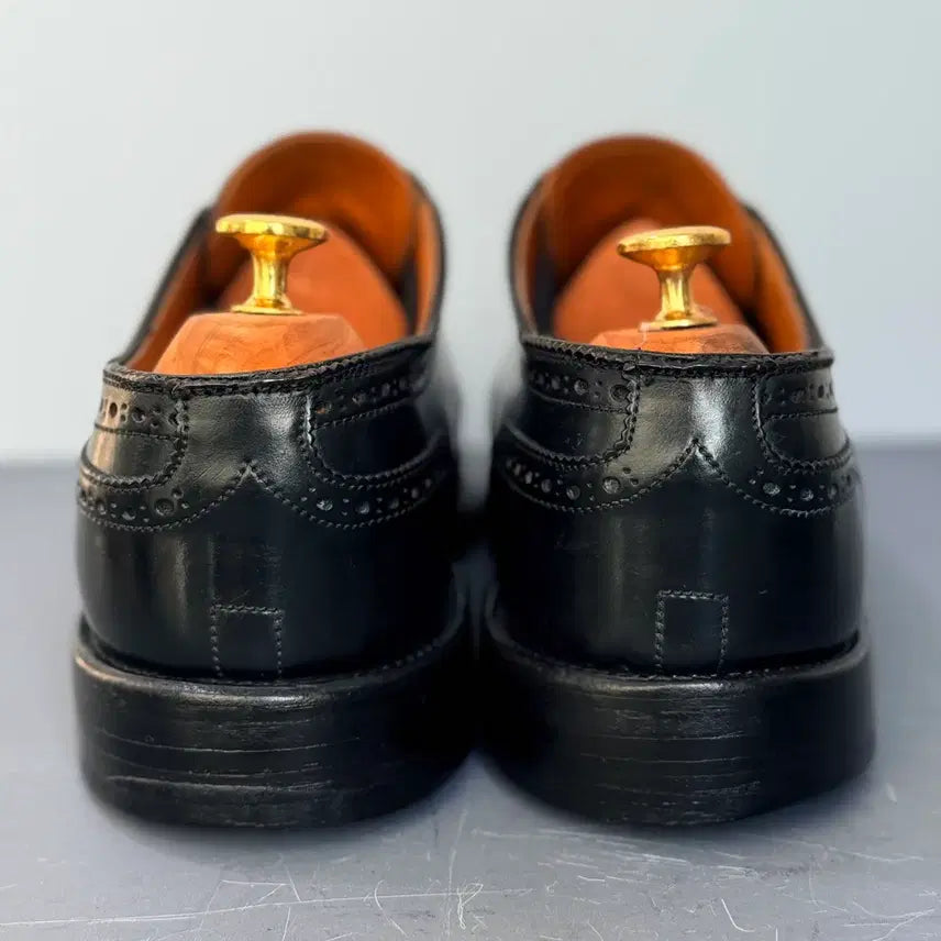 [SOLD OUT] [9.5E] 알든 2146 블랙 코도반 메달리온 캡토 더비