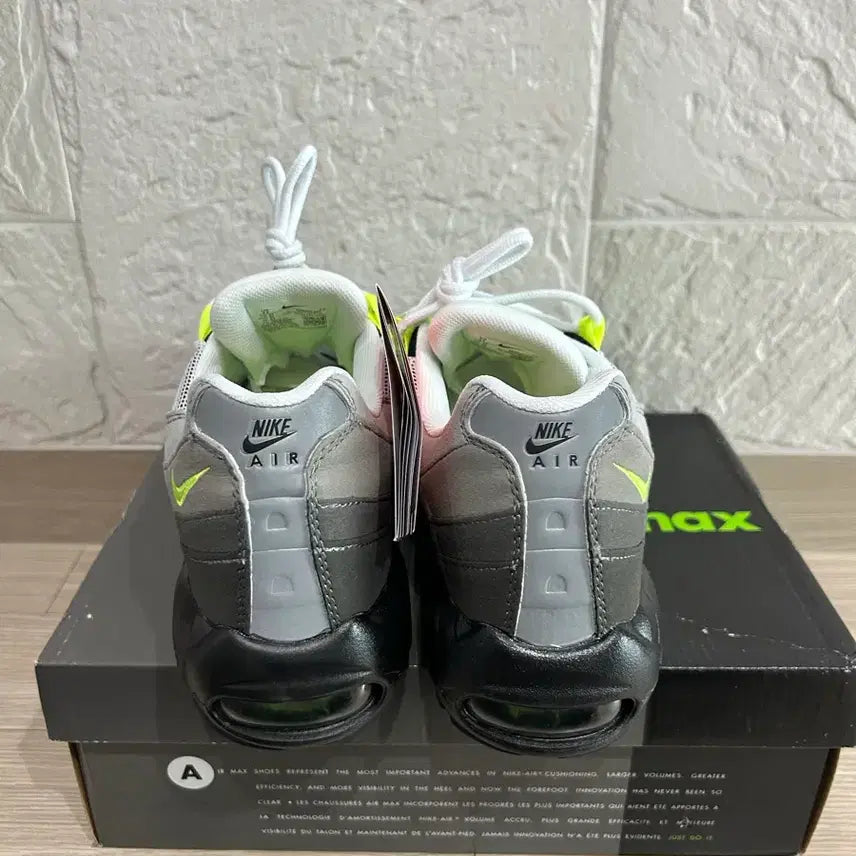 [SOLD OUT] (새상품) 290 나이키 에어맥스 95 OG 네온 옐로우 2020