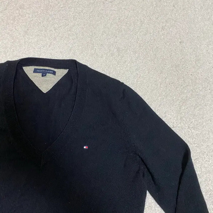 [BUNJANG] Tommy Hilfiger Black V-Neck Knit Women&