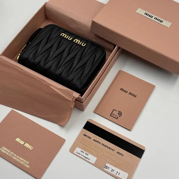 [BUNJANG] Miu Miu Matelassé Zipped Card Wallet Black / 미우미우 마테라쎄 지퍼 어라운드 카드 지갑 블랙