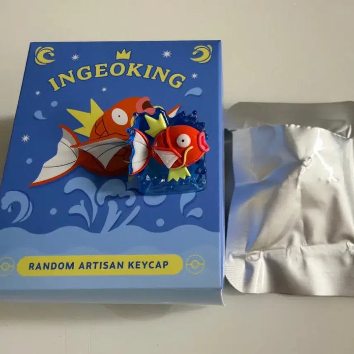 [BUNJANG] Pokemon Magikarp Keycap (Yellow Whiskers) - 1pc / [단순개봉] 포켓몬 잉어킹 키캡 수컷(노란수염)+ 30주년 잉어킹 띠부씰