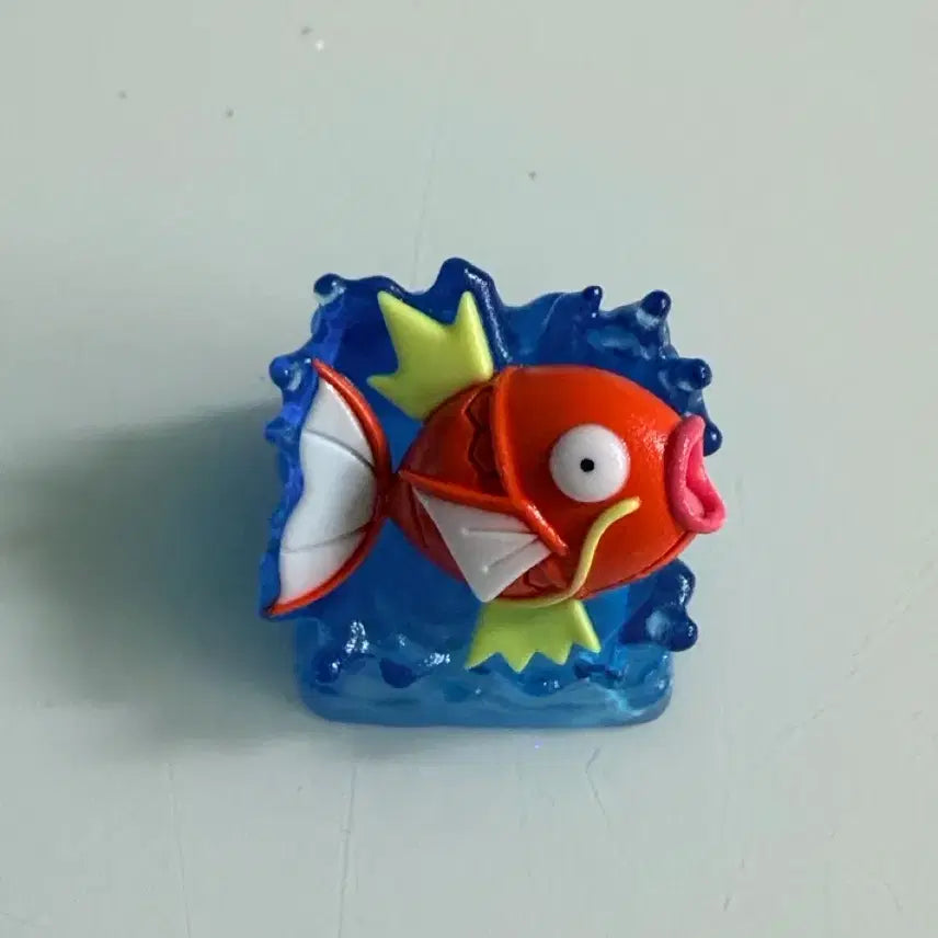 [BUNJANG] Pokemon Magikarp Keycap (Yellow Whiskers) - 1pc / [단순개봉] 포켓몬 잉어킹 키캡 수컷(노란수염)+ 30주년 잉어킹 띠부씰