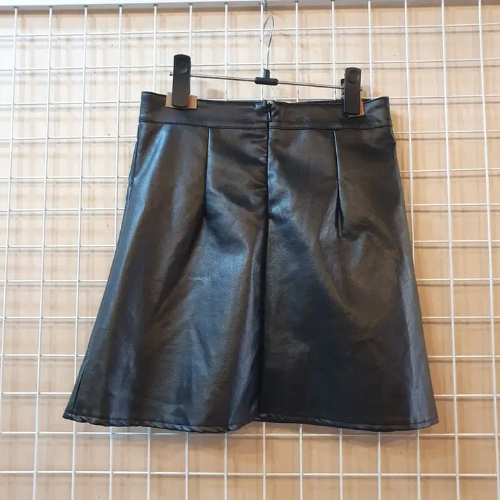 [BUNJANG] Black Leather Mini Skirt with Front Slit / 블랙 레더 미니스커트