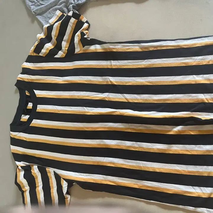 [BUNJANG] ZARA Striped &amp; Henley Neck T-shirt Set (Size 105) / ZARA 스트라이프, 그레이 zara 헨리넥 티셔츠 세트(105)
