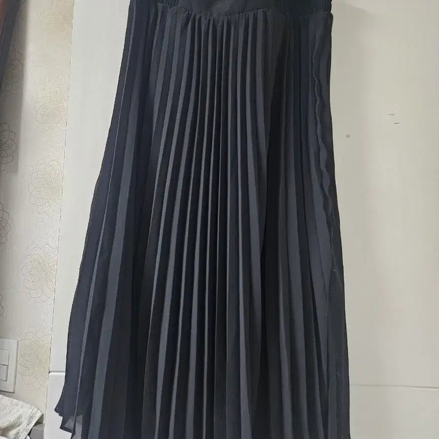 [BUNJANG] Black Pleated Midi Skirt with Lace Hem / 블랙   플리츠 미디스커트