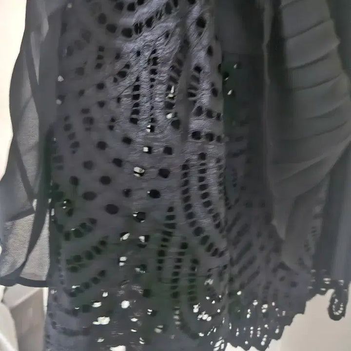 [BUNJANG] Black Pleated Midi Skirt with Lace Hem / 블랙   플리츠 미디스커트