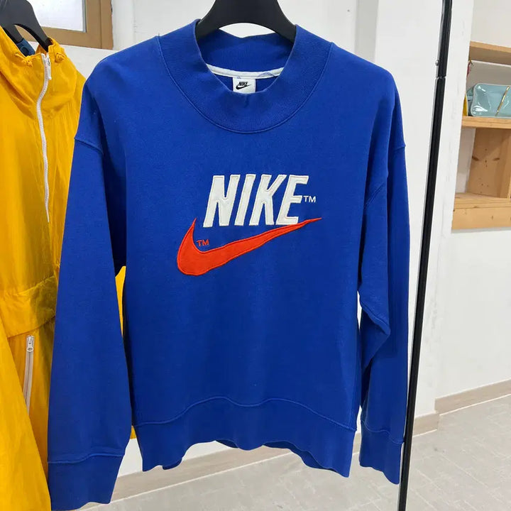 [SOLD OUT] L 나이키 NSW  트렌드 맨투맨 게임로얄