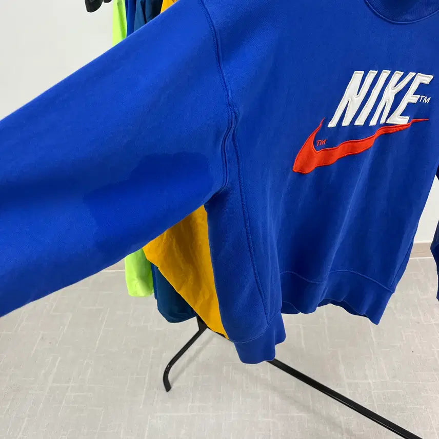 [SOLD OUT] L 나이키 NSW  트렌드 맨투맨 게임로얄